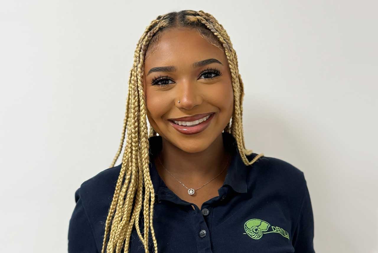 Shiloh Hewitt Dentalassistentin in Ausbildung Dentilus